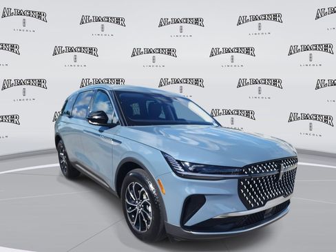 Used 2025 Lincoln Nautilus Premier image 7