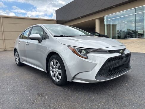 Used 2021 Toyota Corolla LE FWD image 3