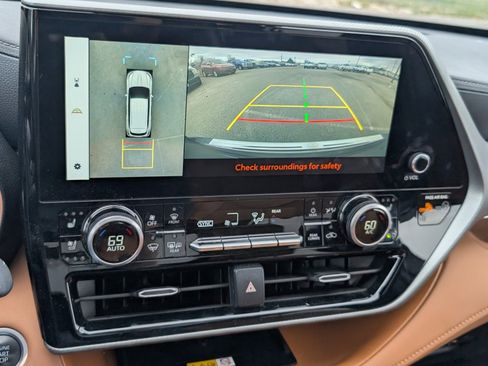 Used 2024 Toyota Highlander Platinum image 12