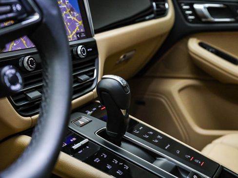 Used 2025 Porsche Macan image 27