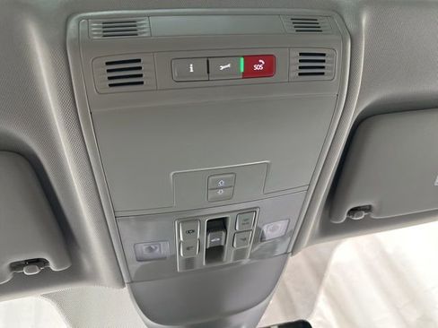 Certified 2025 Volkswagen Taos SE w/ Panoramic Sunroof Package image 25