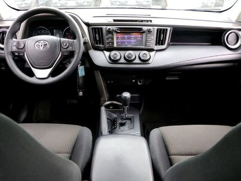 Used 2018 Toyota RAV4 LE FWD image 27