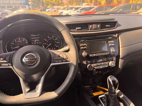Used 2017 Nissan Rogue SV FWD image 11