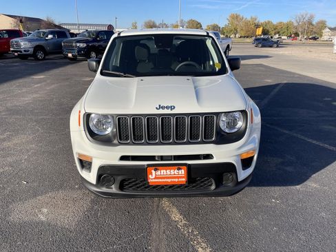 Used 2023 Jeep Renegade Latitude image 3