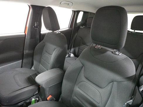 Used 2019 Jeep Renegade Latitude w/ Cold Weather Group image 12