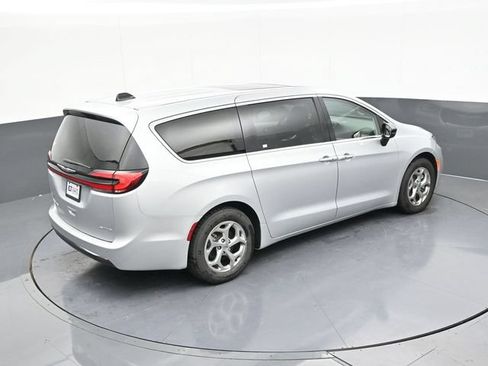 Used 2024 Chrysler Pacifica Limited FWD image 57