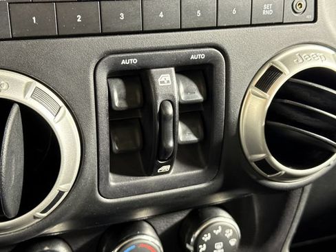 Used 2016 Jeep Wrangler Unlimited Rubicon w/ Connectivity Group AWD/4WD image 30