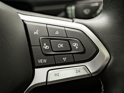 Used 2023 Volkswagen Tiguan SE w/ Panoramic Sunroof Package image 27