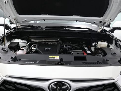 Used 2023 Toyota Highlander XLE AWD/4WD image 7