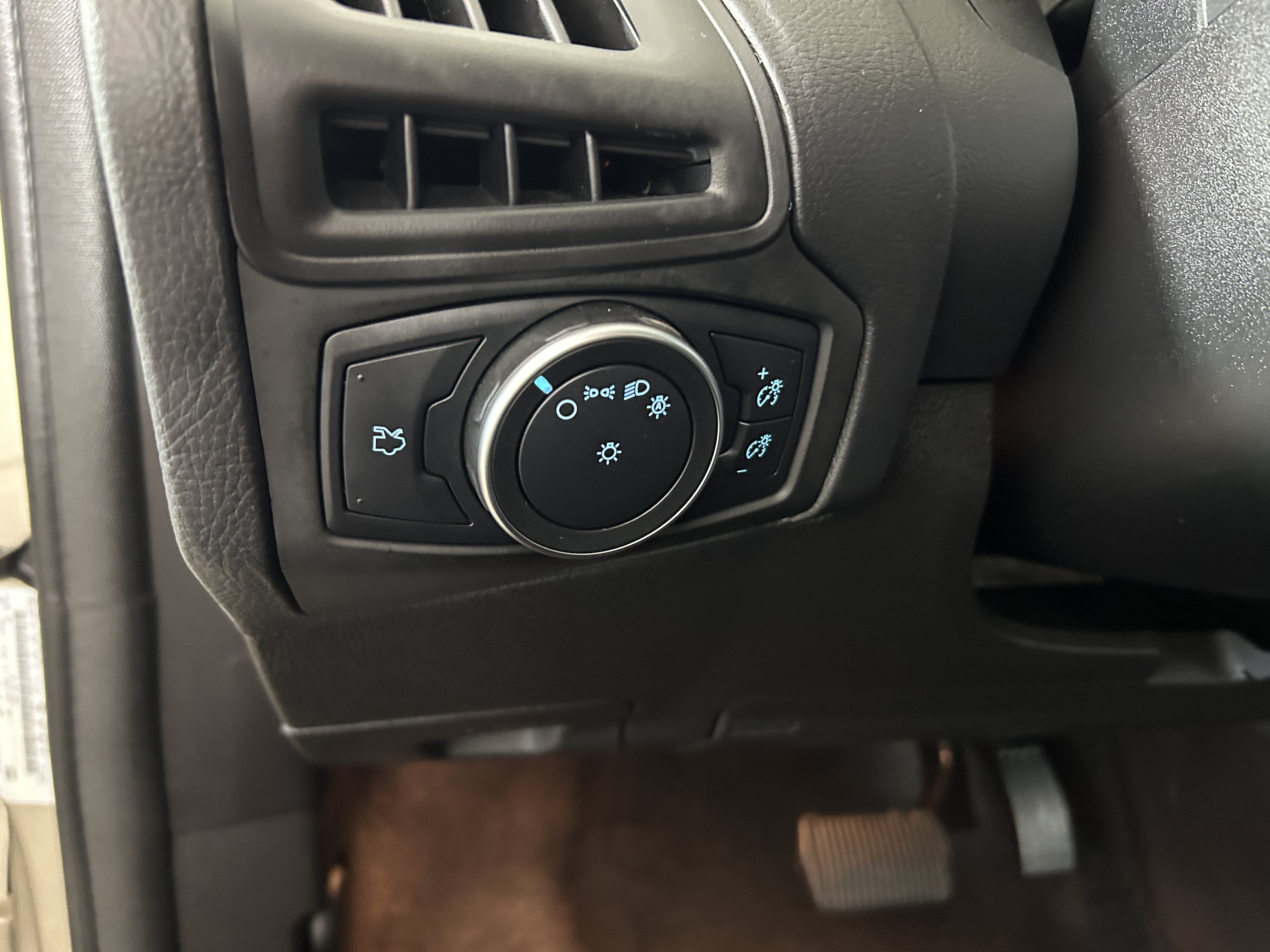 Used 2018 Ford Focus SE FWD image 15