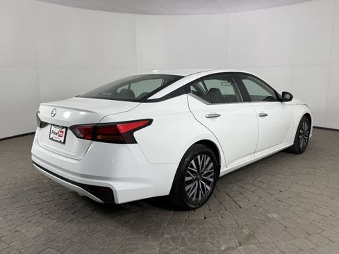 Used 2025 Nissan Altima 2.5 SV FWD image 9