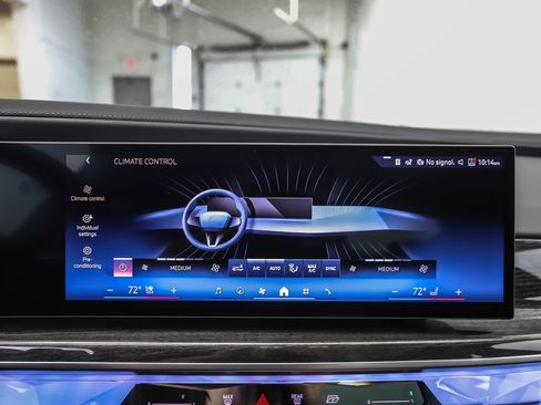 Used 2026 BMW 750e xDrive image 19