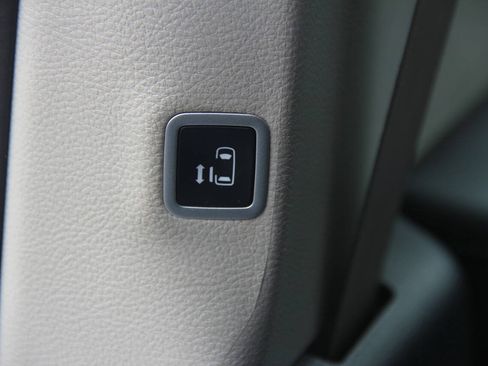 Used 2024 Chrysler Pacifica Touring-L FWD image 16