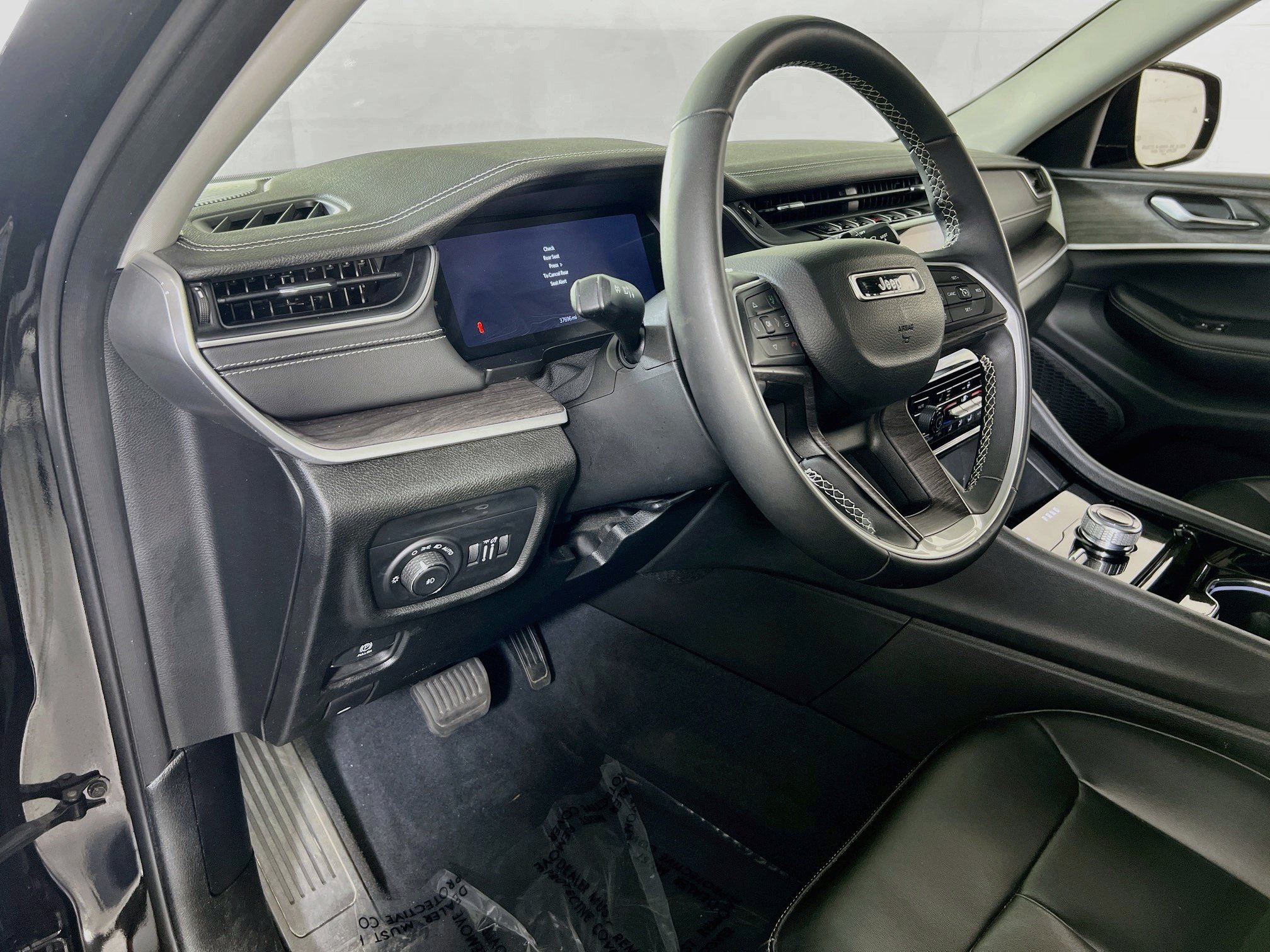 Used 2023 Jeep Grand Cherokee Limited AWD/4WD image 9