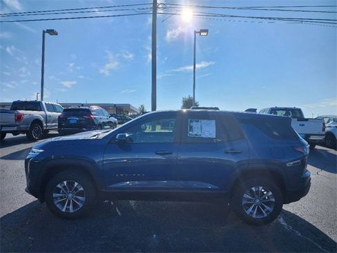 Used 2025 Chevrolet Equinox LT w/ Safety and Technology Package image 4