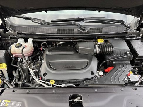 Used 2024 Chrysler Pacifica Touring-L image 27