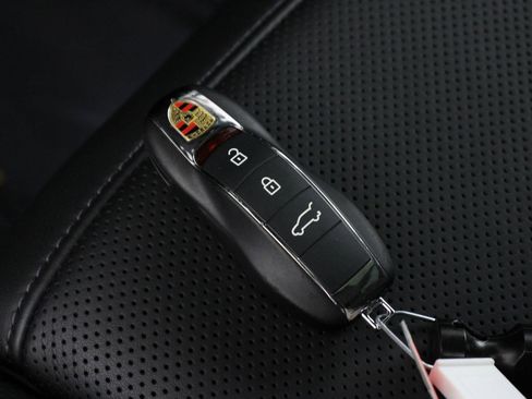 Certified 2025 Porsche Macan image 34