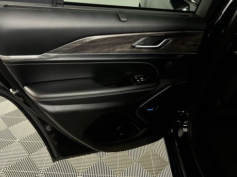 Used 2022 Jeep Grand Cherokee Overland w/ Advanced Protech Group III image 28