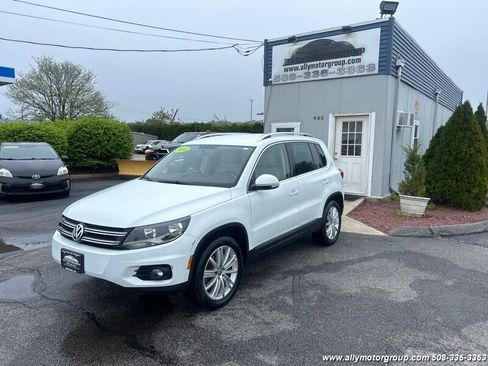 Used 2014 Volkswagen Tiguan SE image 2