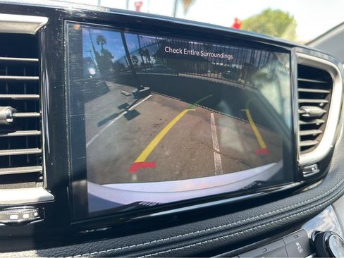 Used 2024 Chrysler Pacifica Limited FWD image 6
