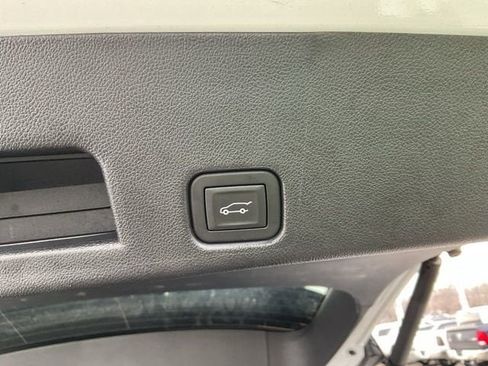 Used 2025 Chevrolet Traverse LT image 9