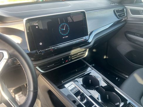 Used 2025 Volkswagen Atlas Cross Sport SE image 17