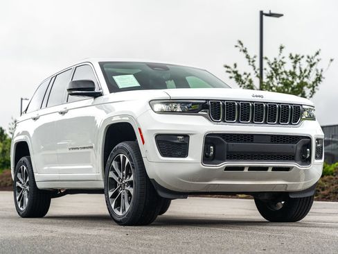 Used 2022 Jeep Grand Cherokee Overland w/ Luxury Tech Group IV AWD/4WD image 12