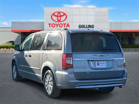 Used 2015 Chrysler Town & Country Touring-L w/ Driver Convenience Group image 4