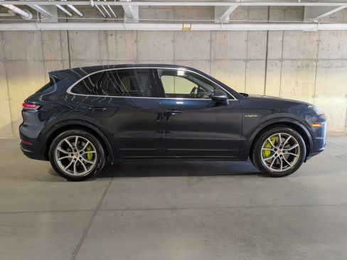 Certified 2024 Porsche Cayenne Turbo AWD/4WD image 10