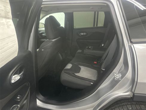 Used 2016 Jeep Cherokee Sport image 21