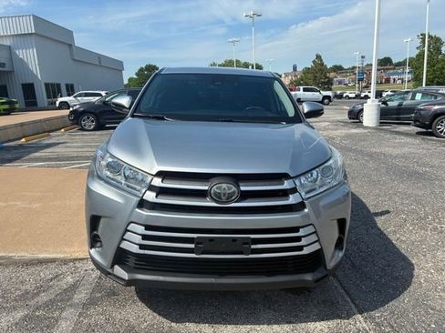 Used 2019 Toyota Highlander LE AWD/4WD image 2