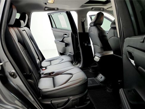 Used 2023 Toyota Highlander XLE image 16