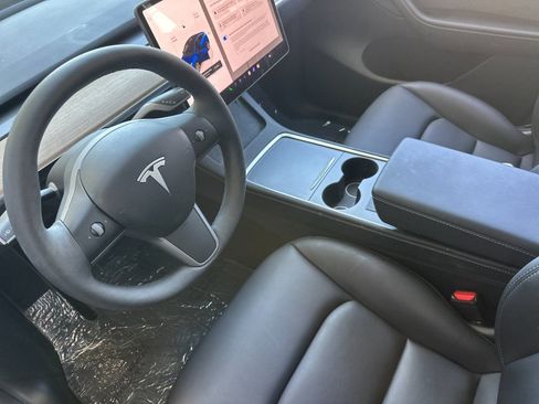 Used 2024 Tesla Model Y Long Range AWD/4WD image 10