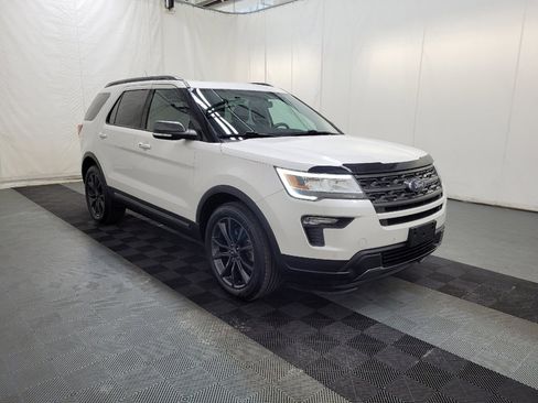 Used 2018 Ford Explorer XLT w/ Equipment Group 202A AWD/4WD image 13