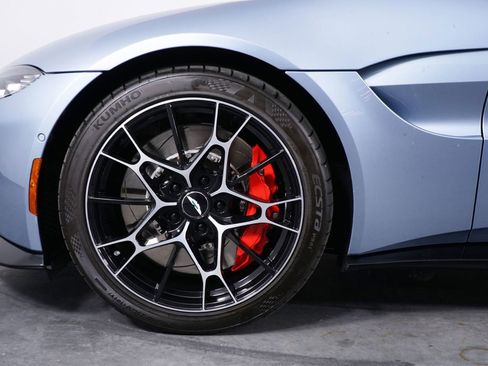 Used 2021 Aston Martin V8 Vantage Base image 17