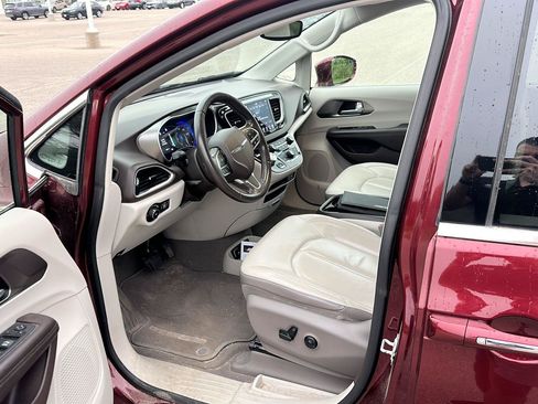 Used 2018 Chrysler Pacifica Touring-L w/ Advanced Safetytec Group FWD image 8