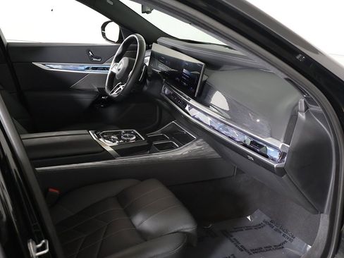 Used 2025 BMW 740i xDrive image 28
