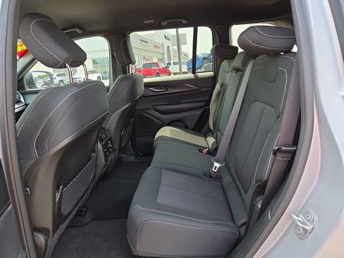 Used 2025 Jeep Grand Cherokee Laredo RWD image 11