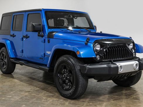 Used 2015 Jeep Wrangler Unlimited Sahara w/ Connectivity Group AWD/4WD image 8