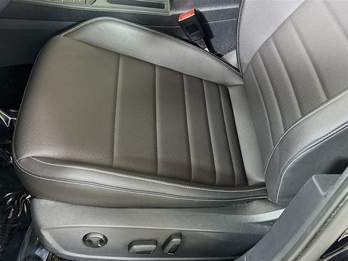 Used 2023 Volkswagen Jetta SE w/ Panoramic Sunroof Package FWD image 12