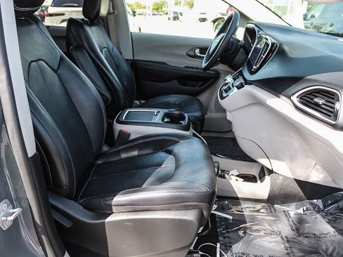 Used 2022 Chrysler Pacifica Touring-L FWD image 16