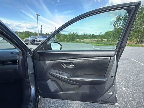 Used 2023 Nissan Sentra SV FWD image 17