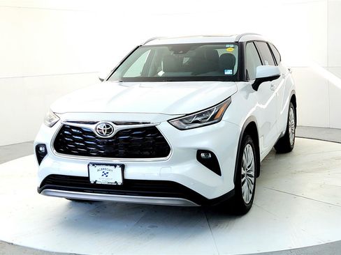 New 2026 Toyota Highlander Platinum image 2