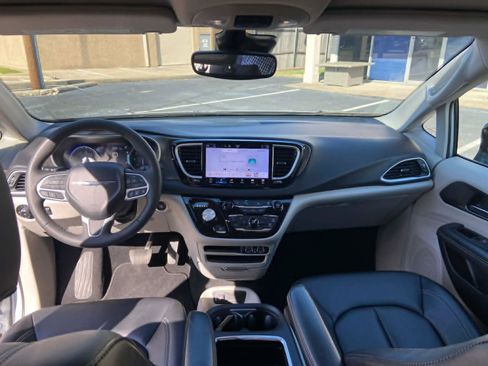 Used 2024 Chrysler Pacifica Touring-L image 12