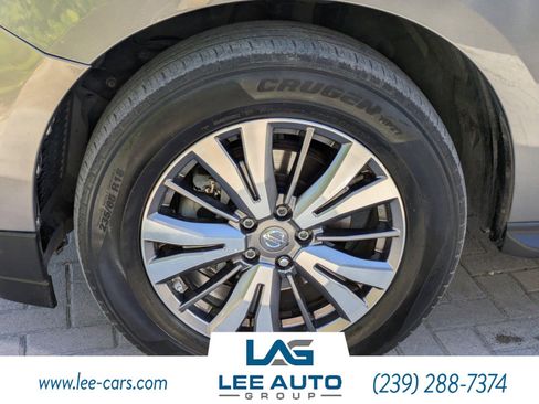 Used 2018 Nissan Pathfinder SV image 9