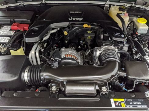 Used 2018 Jeep Wrangler Unlimited Sport S AWD/4WD image 21