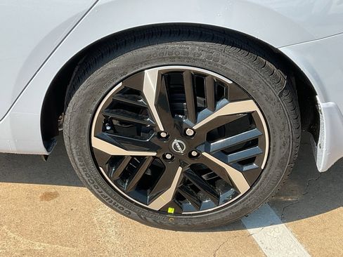 New 2025 Nissan Versa SR w/ Trunk Package image 8