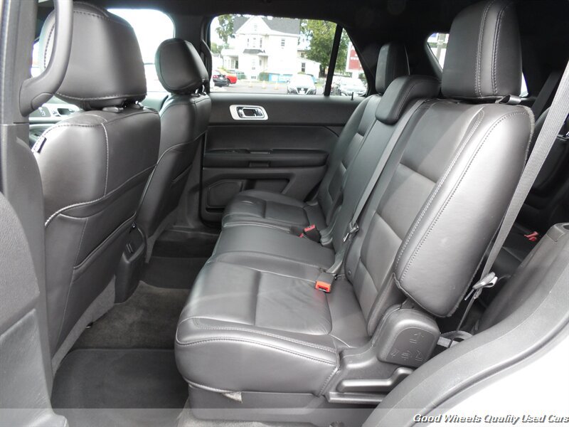 Used 2015 Ford Explorer XLT w/ Equipment Group 202B FWD image 12