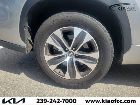 Used 2023 Toyota Highlander XLE FWD image 10