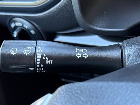 Used 2022 Nissan Titan SV image 36